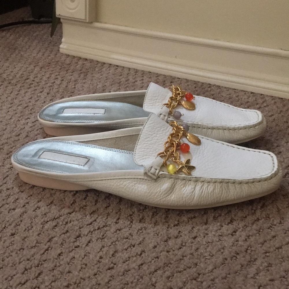 NWOT Unisa White Loafer/Mule w/ Charms in Sz 9.5